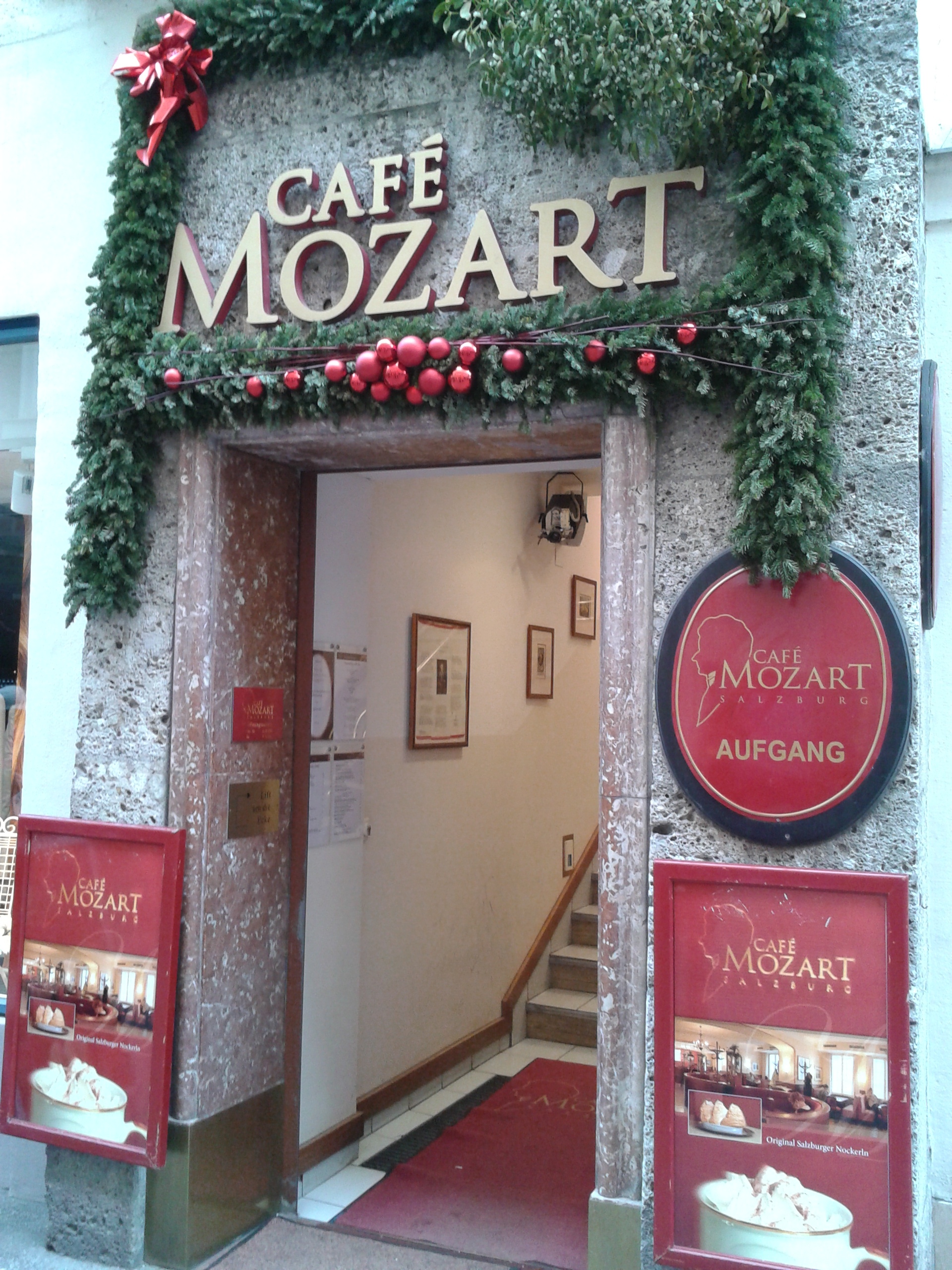 Eingang zum Cafe Mozart in Salzburg